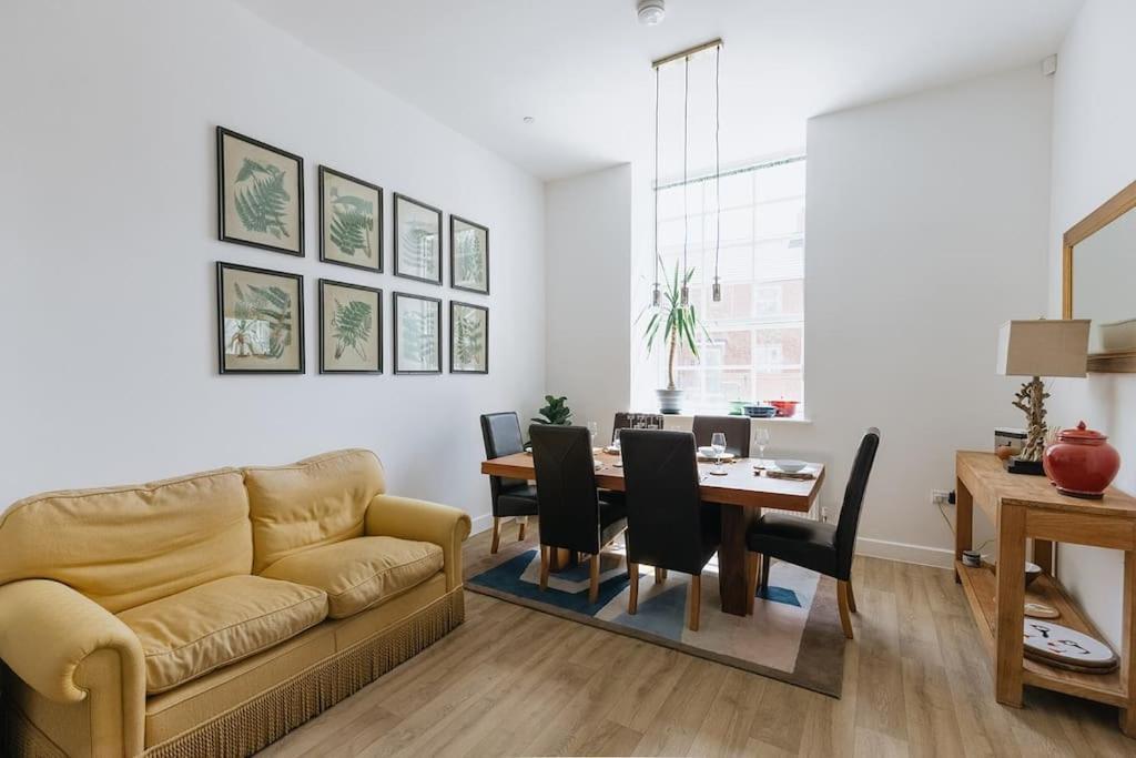 Bobbin Row - Grade 2 Listed With A Beautiful Design With Access To Leeds