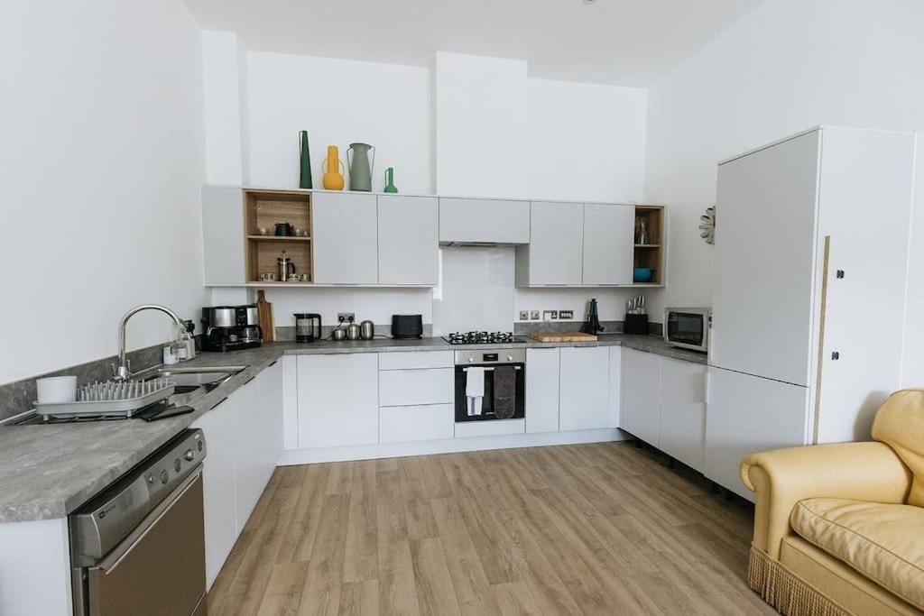 Bobbin Row - Grade 2 Listed With A Beautiful Design With Access To Leeds