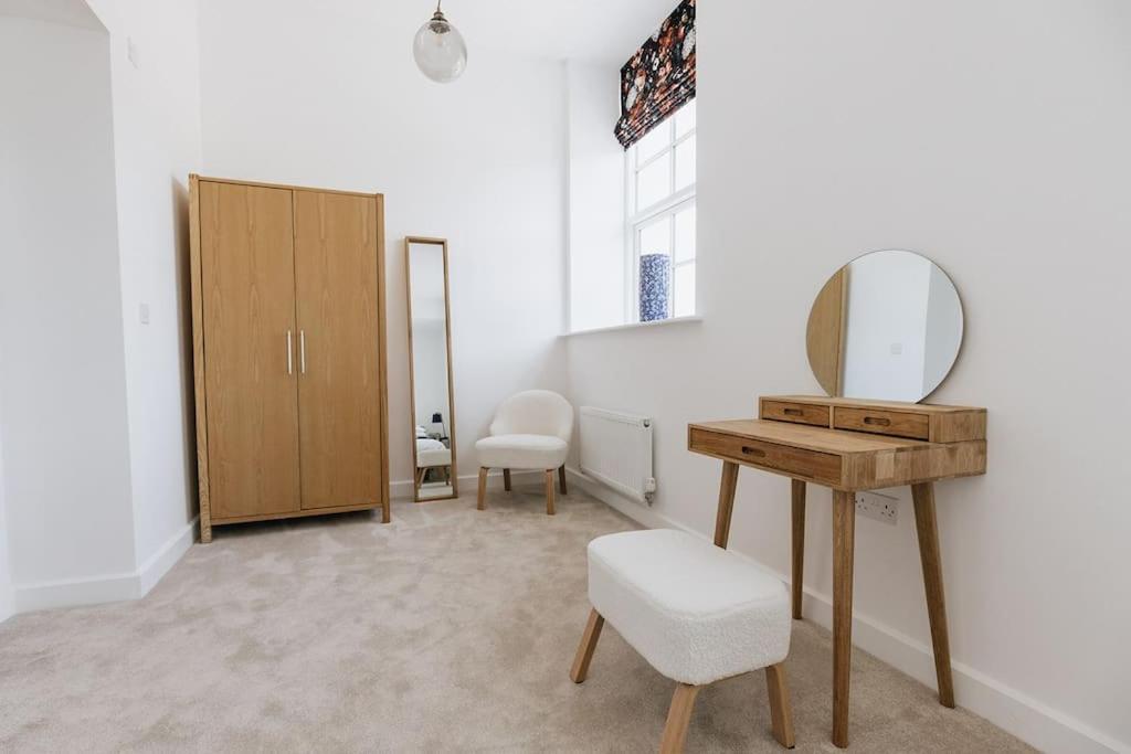 Bobbin Row - Grade 2 Listed With A Beautiful Design With Access To Leeds